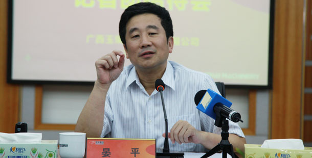 玉柴集團(tuán)公司董事局主席晏平——大家可能不一定認(rèn)識(shí)我，但是大家一定坐過(guò)裝配玉柴發(fā)動(dòng)機(jī)的客車(chē)、公交車(chē)，因?yàn)橛癫癜l(fā)動(dòng)機(jī)裝配在全國(guó)超過(guò)60%的客車(chē)、公交車(chē)上。玉柴發(fā)動(dòng)機(jī)能夠陪伴大家上班、回家、逛街，我很自豪。我們將繼續(xù)制造更多更好的綠色產(chǎn)品，造福社會(huì)和百姓。