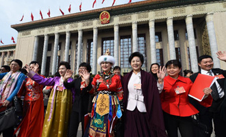 閉幕會(huì)后，代表走出人民大會(huì)堂
