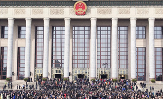 閉幕會(huì)后，代表走出人民大會(huì)堂