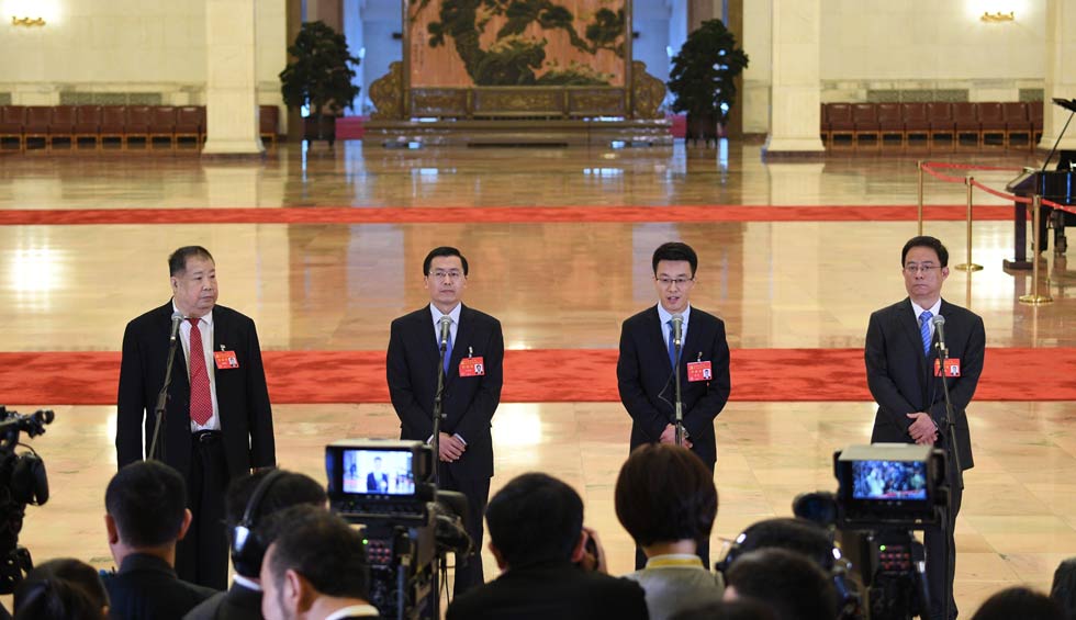 凌解放、王立平、徐川、黃一兵接受采訪
