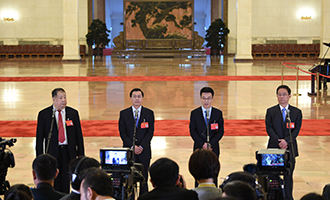 凌解放、王立平、徐川、黃一兵代表接受采訪