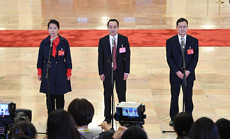 姜妍、康紅普、劉宗富代表接受采訪