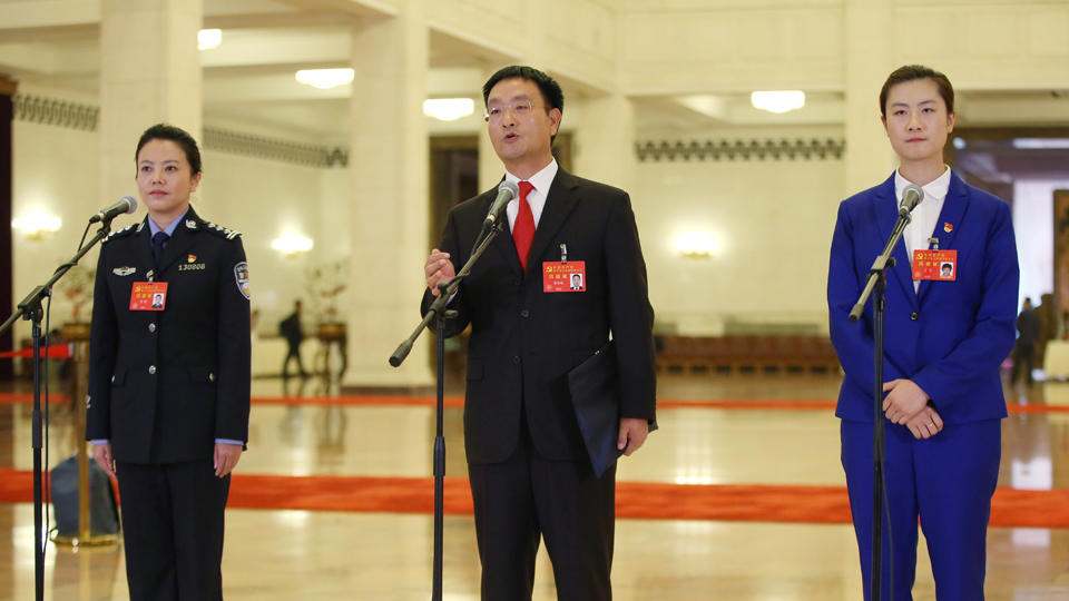 李貝、裴春亮、丁寧代表接受采訪