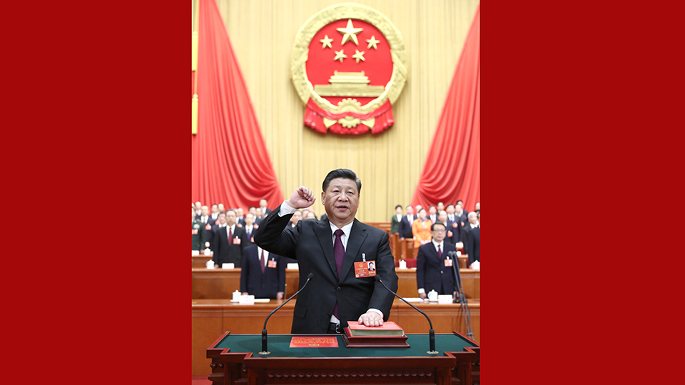 新當(dāng)選的國(guó)家主席、中央軍委主席習(xí)近平進(jìn)行憲法宣誓