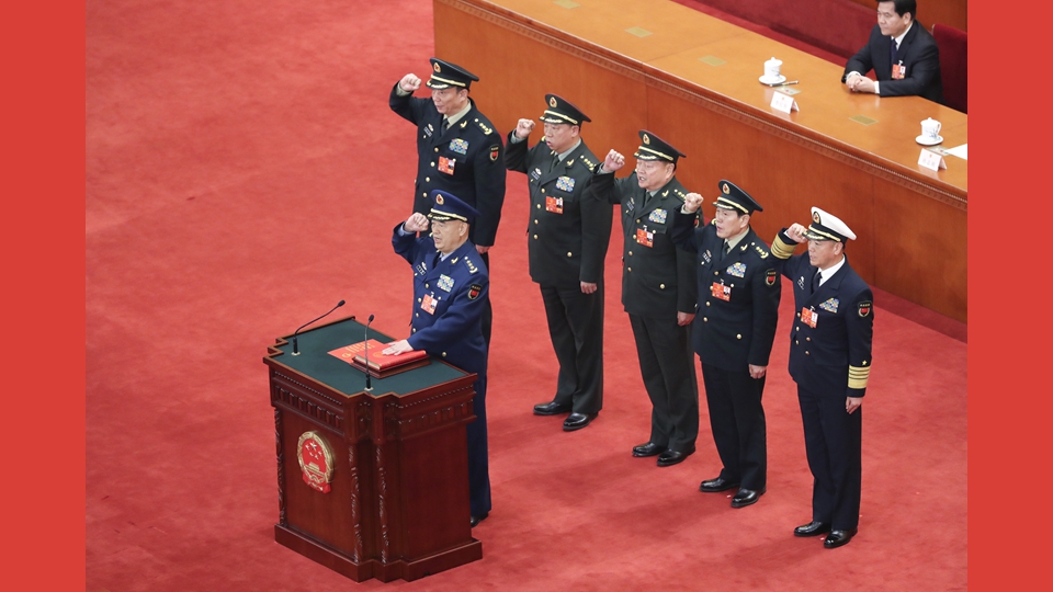 中央軍委副主席、委員進行憲法宣誓