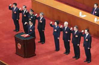 國務(wù)院副總理、國務(wù)委員、秘書長進(jìn)行憲法宣誓