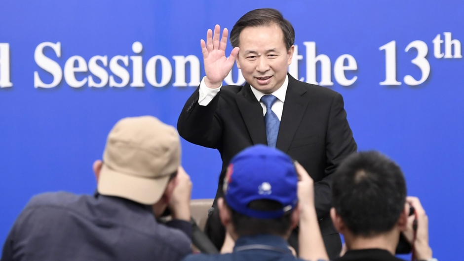 記者會(huì)開始前，李干杰向記者致意