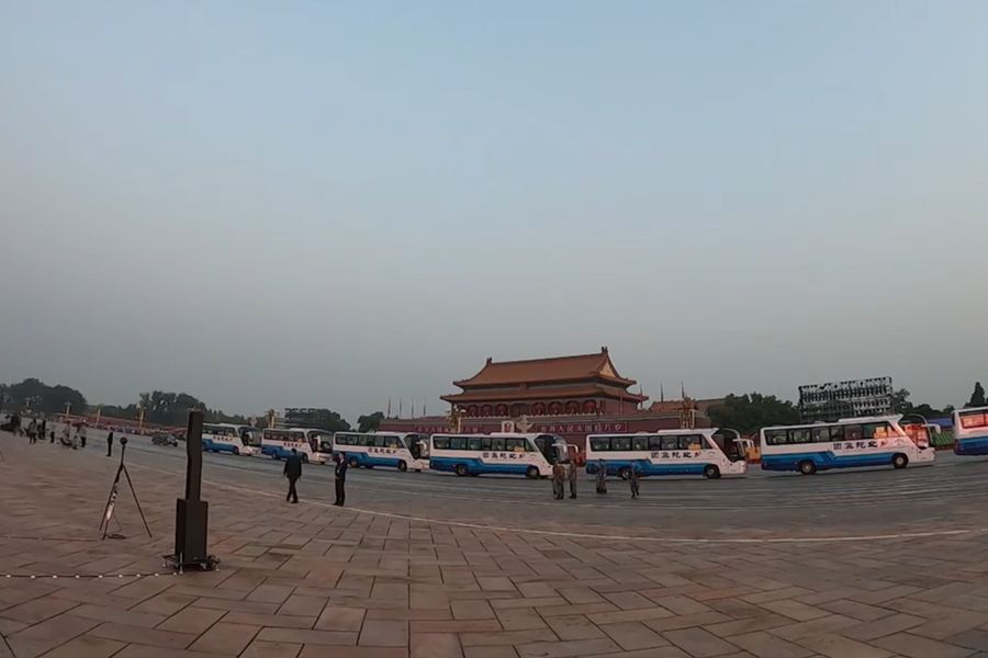 10月1日清晨的天安門城樓和長安街，燈火通明，正在準(zhǔn)備慶祝大會的工作人員雖然緊張忙碌，但仍顯得井然有序