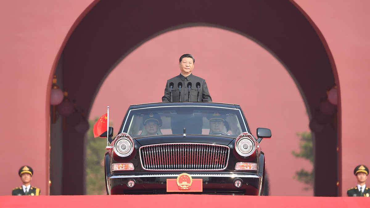 習(xí)近平乘坐檢閱車，經(jīng)過金水橋，駛上長安街