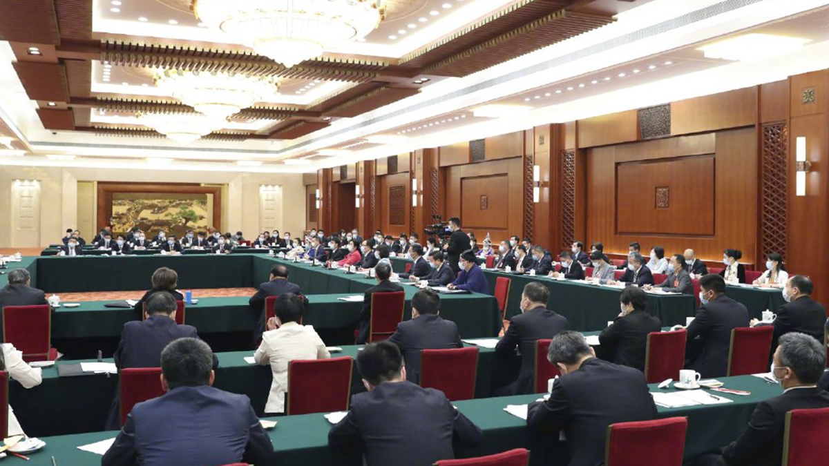 出席十三屆全國人大三次會議的代表團分組審議政府工作報告，來看審議現場