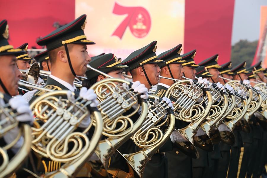 解放軍聯(lián)合軍樂團(tuán)在廣場就位后進(jìn)行準(zhǔn)備工作和試奏。據(jù)了解，解放軍聯(lián)合軍樂團(tuán)此次演奏是從開國大典至今歷次閱兵以來演奏曲目最多的一次，不少曲目是為此次閱兵量身打造的全新作品，此次也是歷次女演奏員最多的一次。