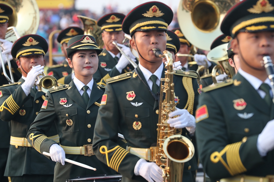 解放軍聯(lián)合軍樂團(tuán)在廣場就位后進(jìn)行準(zhǔn)備工作和試奏。據(jù)了解，解放軍聯(lián)合軍樂團(tuán)此次演奏是從開國大典至今歷次閱兵以來演奏曲目最多的一次，不少曲目是為此次閱兵量身打造的全新作品，此次也是歷次女演奏員最多的一次。