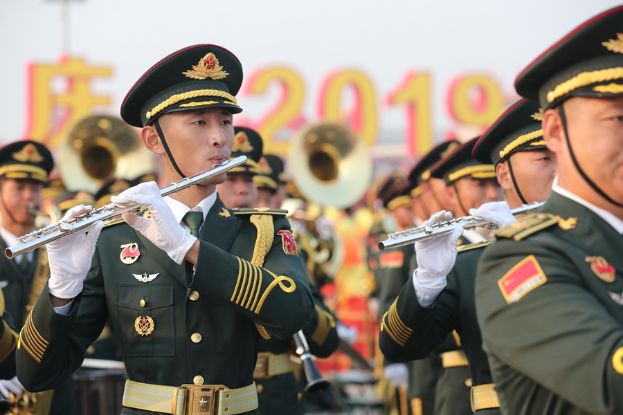 解放軍聯(lián)合軍樂團(tuán)在廣場就位后進(jìn)行準(zhǔn)備工作和試奏。據(jù)了解，解放軍聯(lián)合軍樂團(tuán)此次演奏是從開國大典至今歷次閱兵以來演奏曲目最多的一次，不少曲目是為此次閱兵量身打造的全新作品，此次也是歷次女演奏員最多的一次。