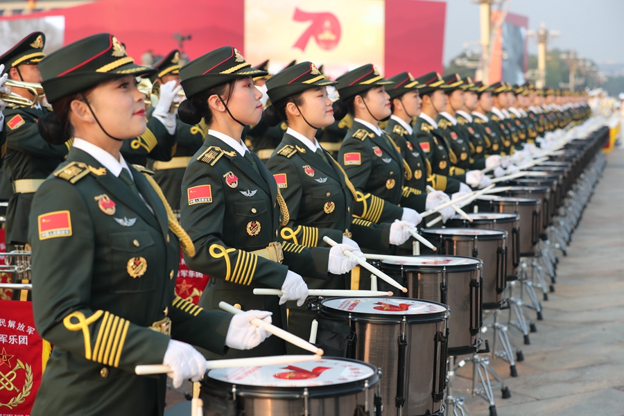 解放軍聯(lián)合軍樂團(tuán)在廣場就位后進(jìn)行準(zhǔn)備工作和試奏。據(jù)了解，解放軍聯(lián)合軍樂團(tuán)此次演奏是從開國大典至今歷次閱兵以來演奏曲目最多的一次，不少曲目是為此次閱兵量身打造的全新作品，此次也是歷次女演奏員最多的一次。