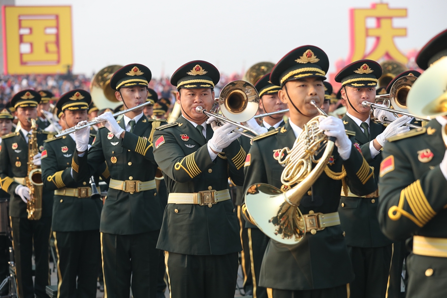 解放軍聯(lián)合軍樂團(tuán)在廣場就位后進(jìn)行準(zhǔn)備工作和試奏。據(jù)了解，解放軍聯(lián)合軍樂團(tuán)此次演奏是從開國大典至今歷次閱兵以來演奏曲目最多的一次，不少曲目是為此次閱兵量身打造的全新作品，此次也是歷次女演奏員最多的一次。