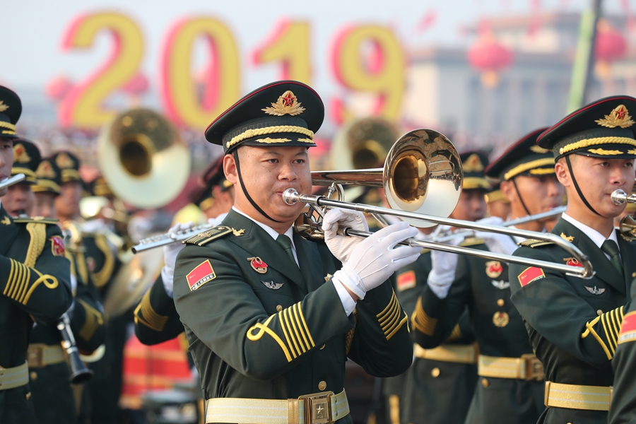 解放軍聯(lián)合軍樂團(tuán)在廣場就位后進(jìn)行準(zhǔn)備工作和試奏。據(jù)了解，解放軍聯(lián)合軍樂團(tuán)此次演奏是從開國大典至今歷次閱兵以來演奏曲目最多的一次，不少曲目是為此次閱兵量身打造的全新作品，此次也是歷次女演奏員最多的一次。