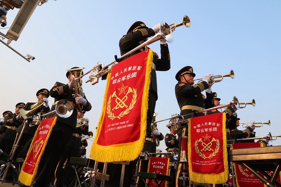 解放軍聯(lián)合軍樂團(tuán)在廣場就位后進(jìn)行準(zhǔn)備工作和試奏。據(jù)了解，解放軍聯(lián)合軍樂團(tuán)此次演奏是從開國大典至今歷次閱兵以來演奏曲目最多的一次，不少曲目是為此次閱兵量身打造的全新作品，此次也是歷次女演奏員最多的一次。