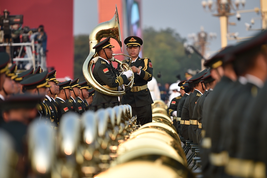 解放軍聯(lián)合軍樂團(tuán)在廣場就位后進(jìn)行準(zhǔn)備工作和試奏。據(jù)了解，解放軍聯(lián)合軍樂團(tuán)此次演奏是從開國大典至今歷次閱兵以來演奏曲目最多的一次，不少曲目是為此次閱兵量身打造的全新作品，此次也是歷次女演奏員最多的一次。