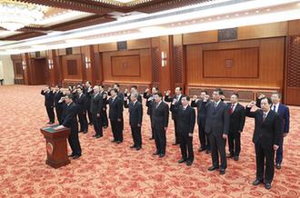 國務(wù)院部長、委員會主任、中國人民銀行行長、審計長進(jìn)行憲法宣誓