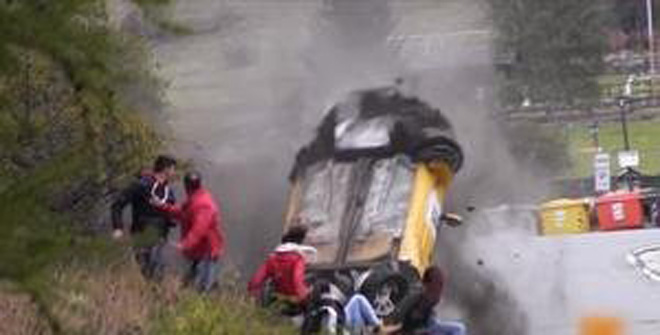 史上最幸運撞車！圍觀群眾躲過一劫