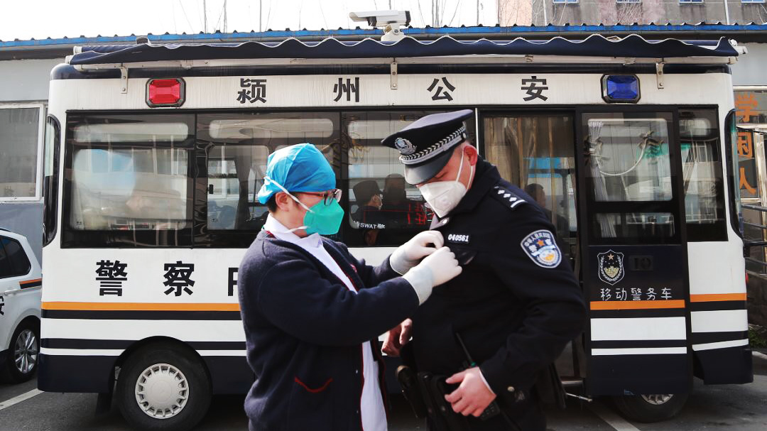 警察魏云龍：咫尺之間，各自奮戰(zhàn)