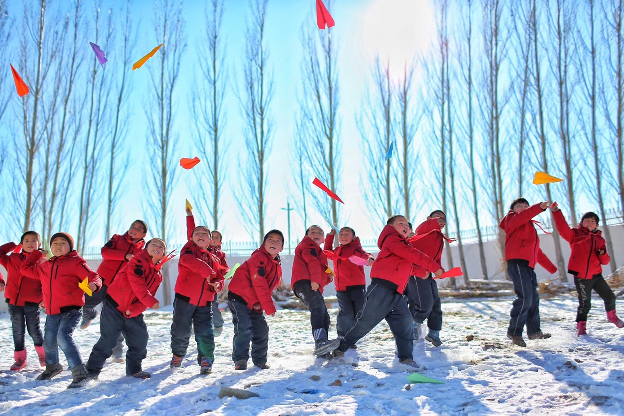 2017年11月15日， “多一克溫暖”公益行動走進北疆地區(qū)，實現(xiàn)了從物質(zhì)捐贈到“物質(zhì)+精神”溫暖的升級。 “體操冠軍”楊威、好妹妹樂隊等傾情加盟，不僅為孩子們帶來加厚羽絨服和御寒物資，還準(zhǔn)備了溫暖的課堂。