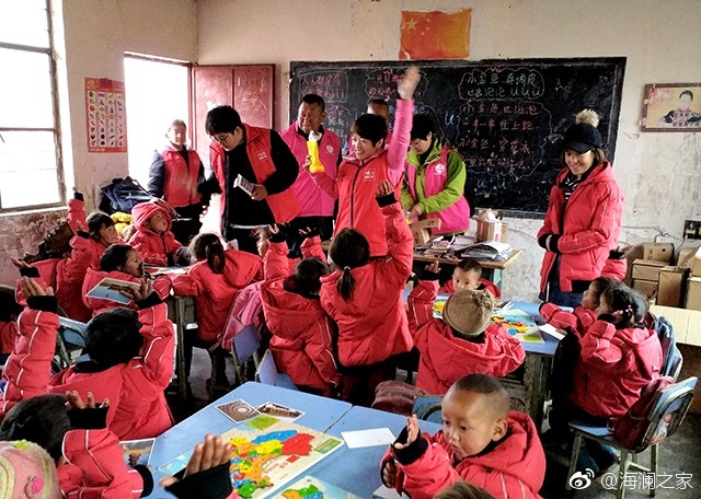 2018年，由海瀾之家攜手網(wǎng)易新聞打造的“多一課溫暖”課程平臺讓一間間溫暖的課堂走向深山與邊陲。帶著貼合孩子教育需求的線上內(nèi)容和教師、各領(lǐng)域KOL及愛心人士組成的愛心團隊，海瀾之家用實際行動為孩子的教育加溫，踐行“多一克溫暖”。