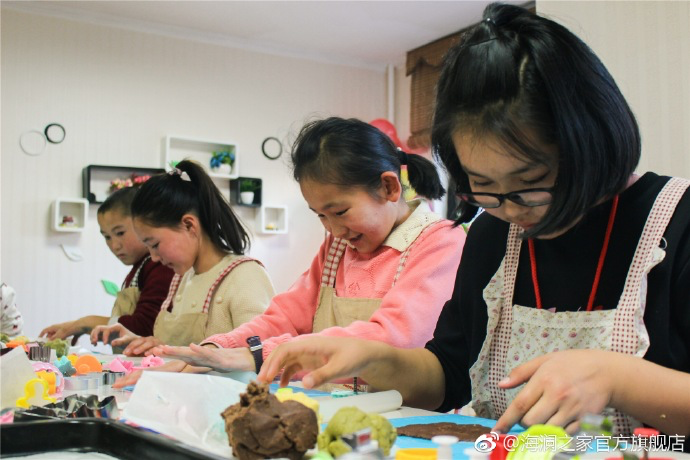 在北京，孩子們上了一節(jié)別開生面的廚藝課——手工DIY餅干。孩子們腦洞大開親自上手，從制作到出爐不僅留下了噴香的餅干，還留下了珍貴的回憶。親手做的餅干孩子們舍不得獨享，成為了回程路上最重要的“伴手禮”