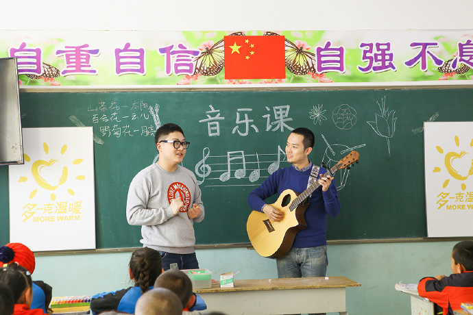“多一克溫暖”公益活動的老朋友好妹妹樂隊，為孩子們帶來了音樂和繪畫課，用音符溫暖孩子們的心靈，用畫筆繪出更繽紛的世界。不斷匯聚的愛心，讓寒冷的北疆進入到更多人的視野當(dāng)中，也讓孩子們臉上的笑容更燦爛。