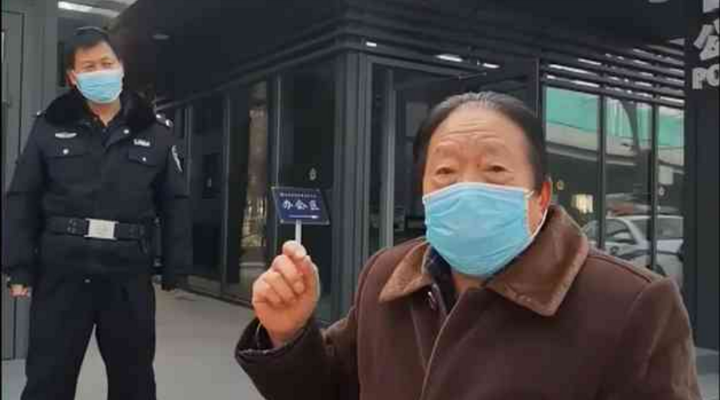社區(qū)封閉，76歲的他為什么要出來
