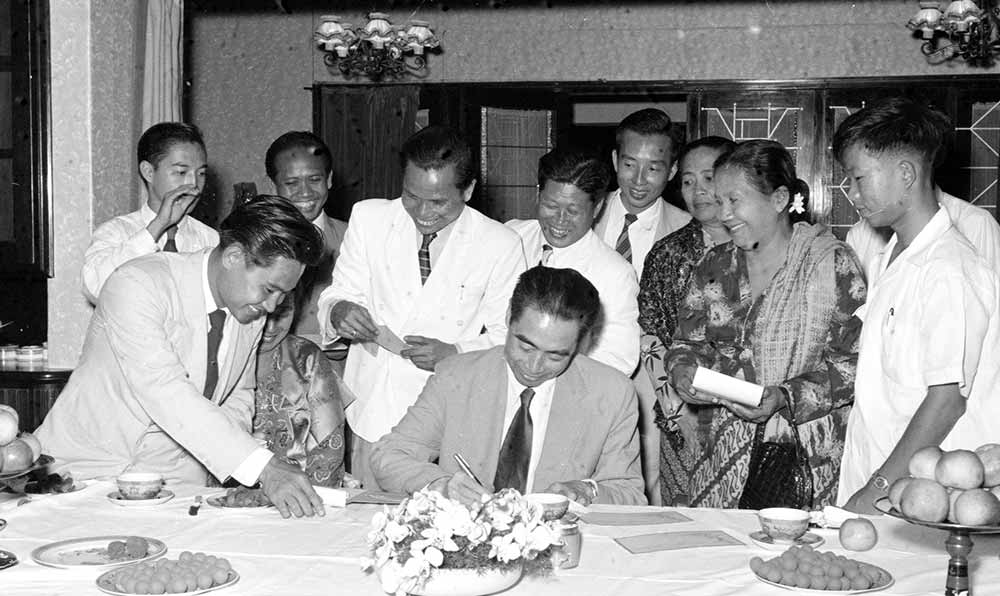 1955年4月25日，為迎接亞非會議而組織的萬隆人民委員會的代表請周恩來總理簽名留念。