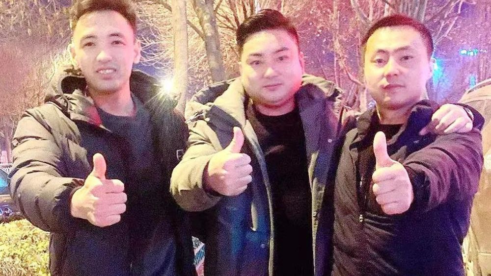 熱點快追｜路面結冰大貨車開始溜車！24塊“救命石”幫助緊急脫險