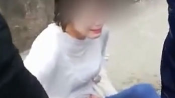 四川一女子墜河欲輕生，兩名消防員一躍而下