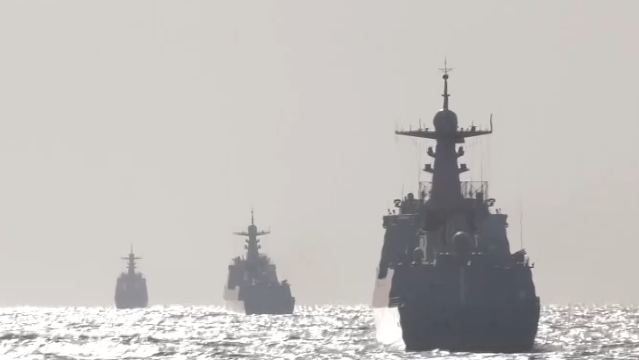 北部戰(zhàn)區(qū)海軍某艦艇訓(xùn)練中心：聚焦實(shí)戰(zhàn)！8艘新型艦艇連續(xù)多天開展海上訓(xùn)練