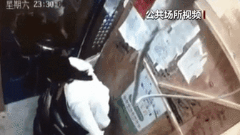 電梯內(nèi)突發(fā)自燃 電動(dòng)車(chē)進(jìn)樓怎么禁？ 發(fā)現(xiàn)電瓶車(chē)有起火苗頭應(yīng)立刻撤離