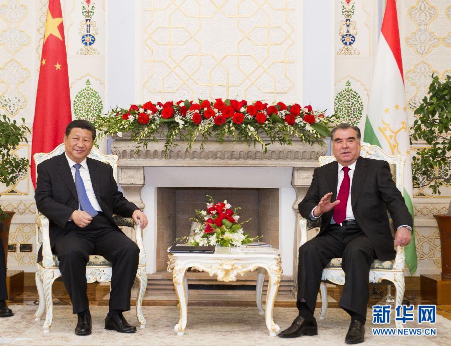 9月13日，國(guó)家主席習(xí)近平在杜尚別同塔吉克斯坦總統(tǒng)拉赫蒙舉行會(huì)談。 新華社記者黃敬文攝 