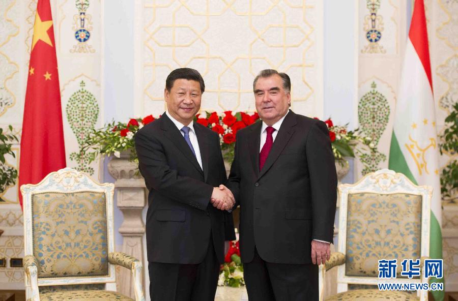 9月13日，國(guó)家主席習(xí)近平在杜尚別同塔吉克斯坦總統(tǒng)拉赫蒙舉行會(huì)談。 新華社記者黃敬文攝 