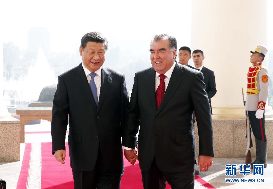 9月13日，國(guó)家主席習(xí)近平在杜尚別同塔吉克斯坦總統(tǒng)拉赫蒙舉行會(huì)談。 這是會(huì)談開始前，兩國(guó)元首步入會(huì)談大廳。 新華社記者鞠鵬攝 