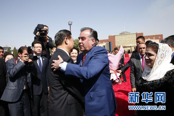 9月14日，國家主席習(xí)近平結(jié)束對塔吉克斯坦的國事訪問，乘坐專機(jī)離開杜尚別。拉赫蒙總統(tǒng)夫婦專程到機(jī)場為習(xí)近平和夫人彭麗媛送行。新華社記者 鞠鵬 攝 