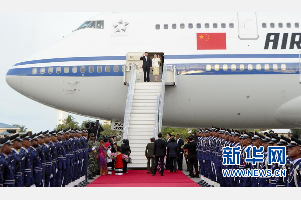 9月14日，國家主席習(xí)近平抵達(dá)馬累，開始對馬爾代夫進(jìn)行國事訪問。習(xí)近平和夫人彭麗媛在機(jī)場受到馬爾代夫總統(tǒng)亞明夫婦的熱情迎接。新華社記者 張鐸 攝