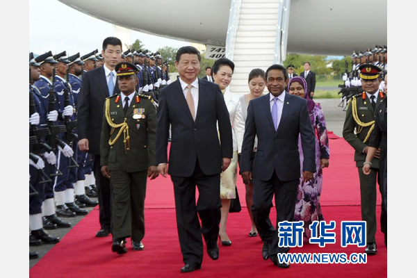 9月14日，國家主席習(xí)近平抵達(dá)馬累，開始對馬爾代夫進(jìn)行國事訪問。習(xí)近平和夫人彭麗媛在機(jī)場受到馬爾代夫總統(tǒng)亞明夫婦的熱情迎接。新華社記者 張鐸 攝 