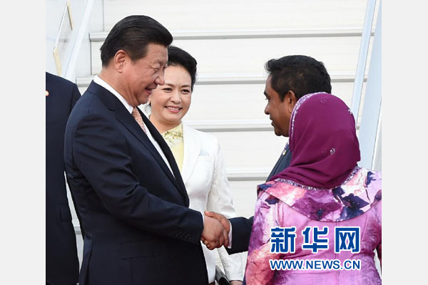  9月14日，國家主席習(xí)近平抵達(dá)馬累，開始對馬爾代夫進(jìn)行國事訪問。習(xí)近平和夫人彭麗媛在機(jī)場受到馬爾代夫總統(tǒng)亞明夫婦的熱情迎接。新華社記者 馬占成 攝 