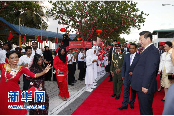  9月14日，國家主席習(xí)近平抵達(dá)馬累，開始對馬爾代夫進(jìn)行國事訪問。習(xí)近平和夫人彭麗媛在機(jī)場受到馬爾代夫總統(tǒng)亞明夫婦的熱情迎接。新華社記者 鞠鵬 攝 
