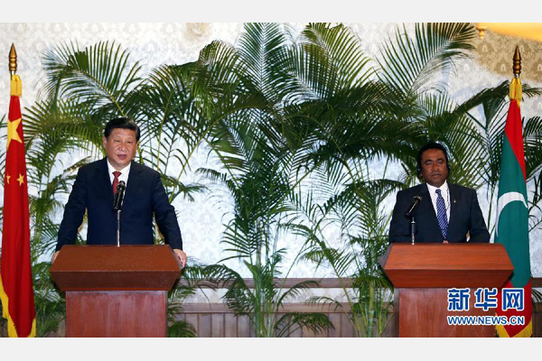 9月15日，國家主席習(xí)近平在馬累與馬爾代夫總統(tǒng)亞明共同會見記者。 新華社記者 鞠鵬 攝
