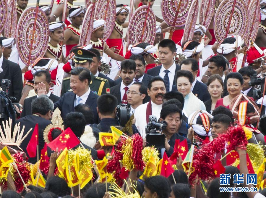 9月16日，國家主席習近平抵達科倫坡，開始對斯里蘭卡進行國事訪問。在班達拉奈克國際機場，習近平和夫人彭麗媛受到拉賈帕克薩總統(tǒng)夫婦熱情迎接。新華社記者黃敬文攝 