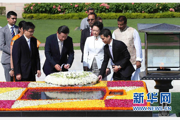 9月18日，國家主席習(xí)近平和夫人彭麗媛在新德里向甘地墓敬獻(xiàn)花圈。 新華社記者 龐興雷 攝