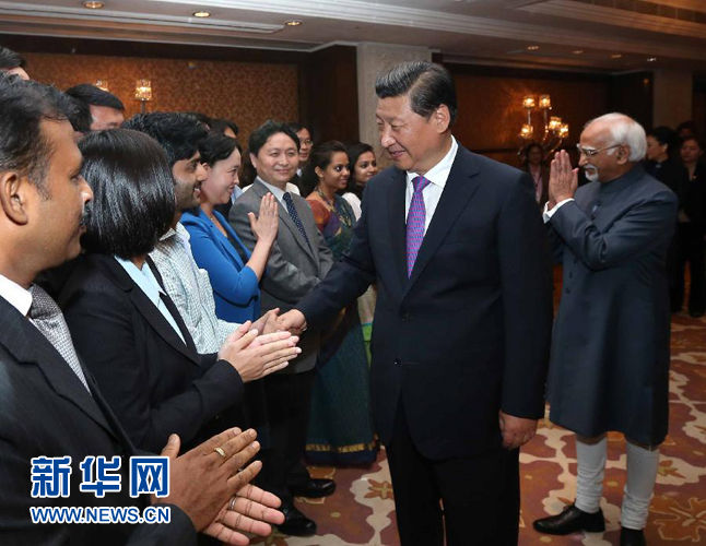 9月18日，國(guó)家主席習(xí)近平在印度世界事務(wù)委員會(huì)發(fā)表題為《攜手追尋民族復(fù)興之夢(mèng)》的重要演講。演講結(jié)束后，習(xí)近平接見(jiàn)中印兩國(guó)青年代表。新華社記者 龐興雷 攝
