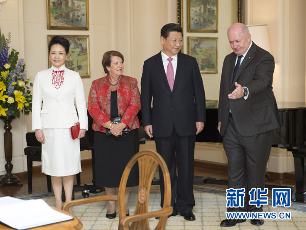 11月17日，中國國家主席習(xí)近平在堪培拉會見澳大利亞總督科斯格羅夫。會見前，科斯格羅夫在總督府草坪為習(xí)近平舉行隆重歡迎儀式。習(xí)近平和夫人彭麗媛抵達(dá)時，受到科斯格羅夫總督夫婦熱情迎接。新華社記者黃敬文 攝 