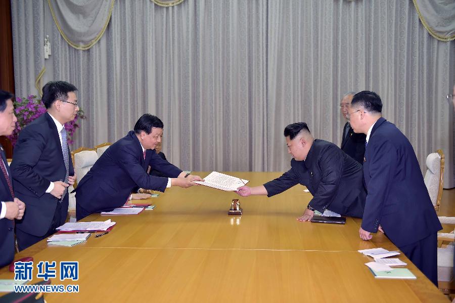 10月9日，中共中央政治局常委、中央書記處書記劉云山在平壤百花園迎賓館會見朝鮮勞動黨第一書記金正恩。這是劉云山向金正恩轉(zhuǎn)交習(xí)近平總書記的親署函。新華社記者 李濤 攝