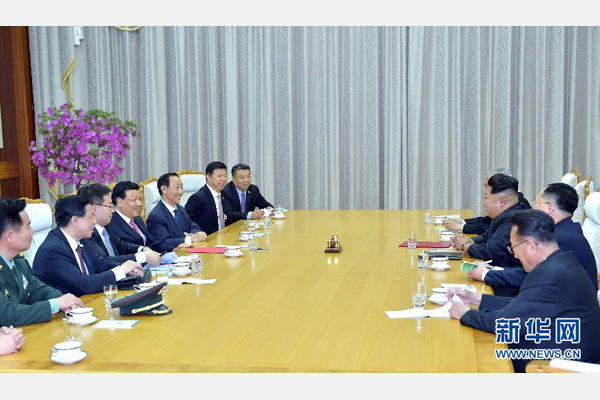 10月9日，中共中央政治局常委、中央書記處書記劉云山在平壤百花園迎賓館會見朝鮮勞動黨第一書記金正恩。 新華社記者 李濤 攝 